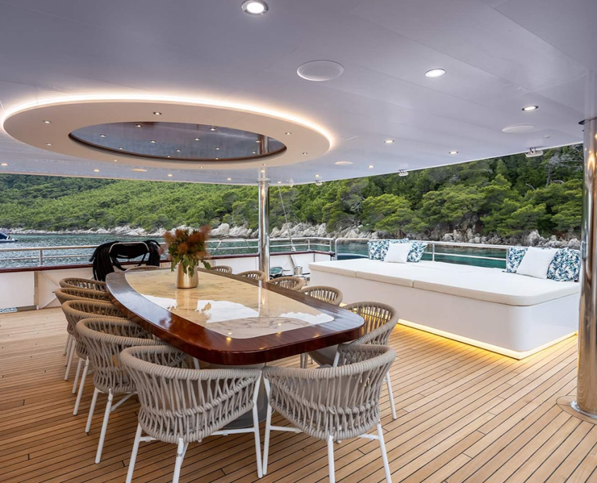 NOCTURNO Aft deck